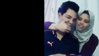 البنت الفاجره مع صاحبها في الدراسه في بيته قاعده جنبه عالكنبه وبتضحك وتهزر معاه او  سكس مصري ي وشغاله تبوس فيه وتحضنه وهو مكسوف منها