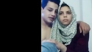 البنت الفاجره مع صاحبها في الدراسه في بيته قاعده جنبه عالكنبه وبتضحك وتهزر معاه او  سكس مصري ي وشغاله تبوس فيه وتحضنه وهو مكسوف منها