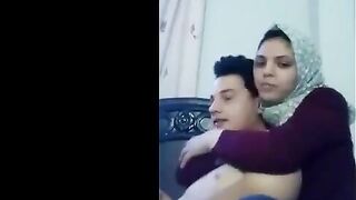 البنت الفاجره مع صاحبها في الدراسه في بيته قاعده جنبه عالكنبه وبتضحك وتهزر معاه او  سكس مصري ي وشغاله تبوس فيه وتحضنه وهو مكسوف منها