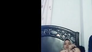 البنت الفاجره مع صاحبها في الدراسه في بيته قاعده جنبه عالكنبه وبتضحك وتهزر معاه او  سكس مصري ي وشغاله تبوس فيه وتحضنه وهو مكسوف منها