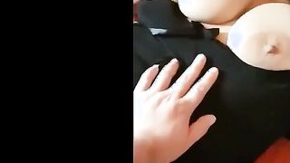 الموزه متناكه مطلعه صدرها الكبير اوي لبره وبيمسك فيهم الخول ال معاه  سكس مصري ا بينيكها وبيقولها صدرك كبير عايز يترضع