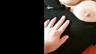 الموزه متناكه مطلعه صدرها الكبير اوي لبره وبيمسك فيهم الخول ال معاه  سكس مصري ا بينيكها وبيقولها صدرك كبير عايز يترضع