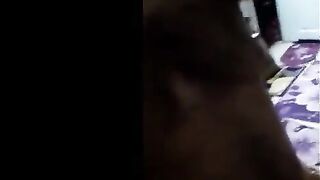 الراجل بيرفع رجل مراته لفوق اوي وبيضمهم علي بعض وبيدخل زوبره في كسه  سكس مصري ا وشغال فيها نيك وهو ماسك في رجلها لفوق