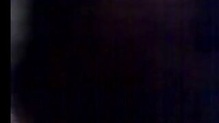 الراجل نايم علي ضهره وقالع ملط واللبوه من فوقه بتمص في زوبره وترضع فيه ببوقها ومفلقسه طيزها ع  سكس مصري لي وشه وهو بيشم في طيزها وبيلحس في كسها