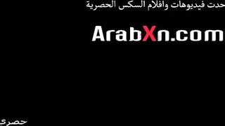 البنت المتناكه في اوضه النوم بتاعه صاحبها وبتلبس قميص النوم الاحمر بتقيسه  سكس مصري  علي جسمها هو جيبهولها وبينام معاها بيه