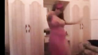 فيفي عبده في بدايتها للشرمطه وهي في اوضه النوم بترقص للزبون ال معاها وت  سكس مصري هز اوي في جسمها بالقميص الطويل ال لبساه
