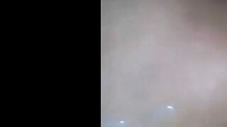 الراجل واقف من غير لبس وماسك في زوبره بيلعب فيه اوي وهو واقف وبتجي الشرموط  سكس مصري ه بتاعته بتمسكه وتضربله عشرته علي يديها