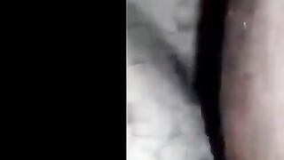 الراجل واقف من غير لبس وماسك في زوبره بيلعب فيه اوي وهو واقف وبتجي الشرموط  سكس مصري ه بتاعته بتمسكه وتضربله عشرته علي يديها