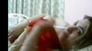 البنت الشرموطه نايمه عالسرير علي ضهرها بالقميص الاحملر وبتشاور لجو  سكس مصري زها بصباعها وبتقوله ييلا قرب تعال نيكني