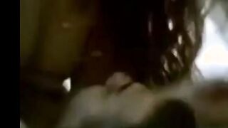 البنت الشرموطه نايمه عالسرير علي ضهرها بالقميص الاحملر وبتشاور لجو  سكس مصري زها بصباعها وبتقوله ييلا قرب تعال نيكني