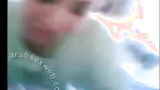 البنت المتناكه ماسكه زوبر الاسود صاحبها وبتدعكه عند صدرها وتحشره وسطهم اوي وبينزل ل  سكس مصري بنه علي صدرها وبتدعك لبنه ال لنزله فيهم