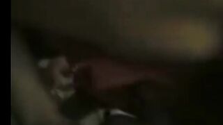 البنت ماسكه في زوبر صاحبها بتلعب في بيديها اوي وتحشره وسط بزازها اول   سكس مصري ميحملبط ويوقف بينيك كسها ويفشخهولها فشخ