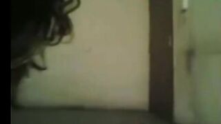 البنت ماسكه في زوبر صاحبها بتلعب في بيديها اوي وتحشره وسط بزازها اول   سكس مصري ميحملبط ويوقف بينيك كسها ويفشخهولها فشخ