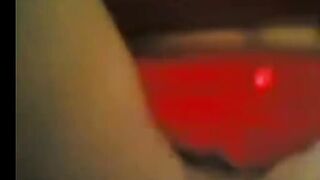البنت ماسكه في زوبر صاحبها بتلعب في بيديها اوي وتحشره وسط بزازها اول   سكس مصري ميحملبط ويوقف بينيك كسها ويفشخهولها فشخ