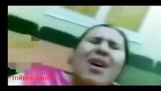 الشرموطه نايمه عالسرير شغاله لعب اوي في كسها بيديها وبيجي جوزه  سكس مصري ا من بره بزوبره بيكمل نيك فيها وبيشبعها