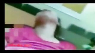 الشرموطه نايمه عالسرير شغاله لعب اوي في كسها بيديها وبيجي جوزه  سكس مصري ا من بره بزوبره بيكمل نيك فيها وبيشبعها