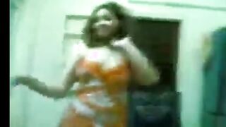 البنت الفاجره بفستانها الاصفر بترقص لجوزها علي واحده ونص وبتسخ  سكس مصري نه اوي لغايه مازوبره بيوقف وبينام معاها