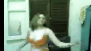 البنت الفاجره بفستانها الاصفر بترقص لجوزها علي واحده ونص وبتسخ  سكس مصري نه اوي لغايه مازوبره بيوقف وبينام معاها