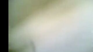 الاتنين العشاق في حضن بعض نايمين وبيبوس في شفايفها بوس مشبك وهي حضناه ا  سكس مصري وي من رقبته وهو ماسك في كسها بيحسس عليه