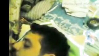 الاتنين العشاق في حضن بعض نايمين وبيبوس في شفايفها بوس مشبك وهي حضناه ا  سكس مصري وي من رقبته وهو ماسك في كسها بيحسس عليه