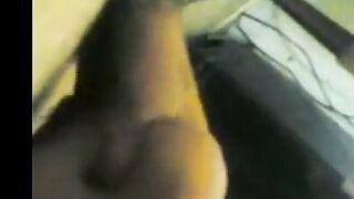 الاتنين العشاق في حضن بعض نايمين وبيبوس في شفايفها بوس مشبك وهي حضناه ا  سكس مصري وي من رقبته وهو ماسك في كسها بيحسس عليه