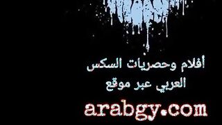 المتناكه مفلقسه طيزها لفوق اوي ووشها علي ملايه السرير والراجل الخول ماسك زوبر صناعي و  سكس مصري ناكته في طيزها من ورا وبيدخل وبيطلع فيه