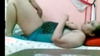 الراجل رافع رجل حبيبته اوي لفوق وضاممها ليه وهو مدخل زوبره في كسها وراكب فوقيها وب  سكس مصري ينيك وهي بتقوله نيك فرستك ال راكبها يلا