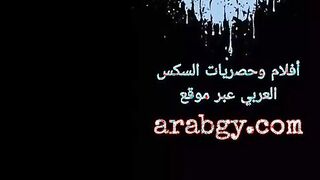 اللبوه في حضن عشيقها بتلعبفي زوبره الكبير وترضع فيه اوي وهو نايم في  سكس مصري  حضنها وبيحسس علي رقبتها وبيعض فيها اوي