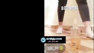 البنت المتناكه حاطه علبه الشامبو عالارض موقفاها ومدخله كسها براحه فيها وتقعد عليها   سكس مصري براحه اوي وشغاله تدخلها وتطلعها في كسها