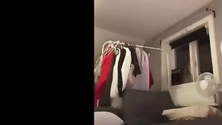 المتناكه قالعه بنطلون البيجامه وبتفتح رجليها وهي قاعده بتلعب في كسها بيديها الاتني  سكس مصري ن وتبعبص في نفسها اوي وهي بتضحك ومبسوطه