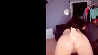 البنت المتناكه رافعه هدومها لفةوق ومفلقسه طيزها لبره وبترقص فيها اوي وتحركها   سكس مصري علشان تهيجك عليها وتنزل لبنكط علي شكلها
