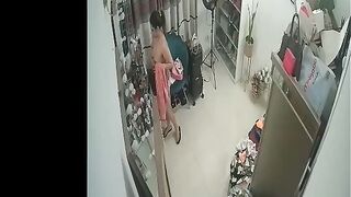 البنت لافه الملايه علي جسمها العود الفرنساوي وبتطلع اللبس من الدولاب بتغير وا  سكس مصري خوها من ورا الباب مالسك زوبره بيلعب فيه