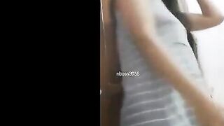 البنت في الاوضه واقفه عالمرايا بتلعب فير شعرها الطويل وتهيج في نفسها ا  سكس مصري وي وهي مولعه نيك وتلعب في بزازها الكبار