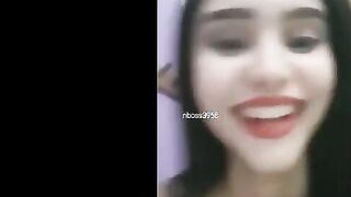البنت في الاوضه واقفه عالمرايا بتلعب فير شعرها الطويل وتهيج في نفسها ا  سكس مصري وي وهي مولعه نيك وتلعب في بزازها الكبار