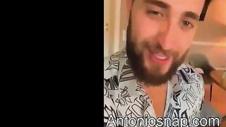 الراجل الديوث المعرص بيكلم صحابه شات وبيفرجهم علي اخته وبيقولهم  سكس مصري  تعالو ال عاسيز ينيكها وهي بجسمها الطلق