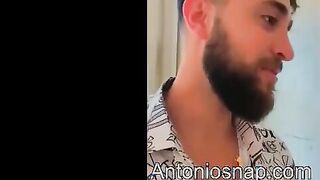 الراجل الديوث المعرص بيكلم صحابه شات وبيفرجهم علي اخته وبيقولهم  سكس مصري  تعالو ال عاسيز ينيكها وهي بجسمها الطلق