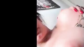 البنت المتناكه نايمه عالسرير مع صاحبتها الفاجره وحاطه منوكير في يديها وبتحسس علي   سكس مصري بزاز صاحبتها والتانيه بتمشي يديها عليها