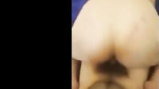 البنت ماسكه بزازها الصغيره بتلعب فيها بيديها الاتنين وتعصر فيهم اوي وهي  سكس مصري  بتهيج عليهم وعايزه ترضعهم ينزلولها لبن