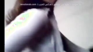 البنت بنوت في شقه صاحبها وبتقلع هدومها علشان هيفتح كسها وبيفضيس غشاء  سكس مصري  بكارتها وزوبره كله غرقان بالدم في كسها