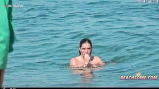 البنت المتناكه عالبيحر وسط الناس مطلعه زوبر المتناك ال جنبها وبتمص فيه اوي وهما بيتفرجو عليهم وبيطلعو   سكس مصري زوبرهم وبيضربو عشرتهم علي منظرهم الفاضح