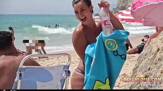 البنات عالبحر قاعدين بالمايوهات عرايا والرجاله معاهم بتشوف المنظر وبيهيجو وكل واحد   سكس مصري ماسك شرموطه عايز ينام معاها وبيبوس فيها
