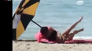 البنت الشرموطه نايمه عالسرير بالفستان الاحمر وفارده شعرها الاسود عالسريروماسكه في الروج ال  سكس مصري شفايف بتحط احمر في شفايفها وتطلع لسانها