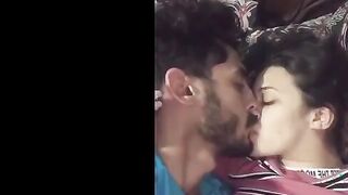 الراجل ماسك شفايف لبتوه مقطعها بوس وبينومها علي رجليه وهي ماسكه ز  سكس مصري وبره وبتلعب فيه بيديها وتمص وترضعه جامد