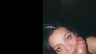 الراجل ماسك شفايف لبتوه مقطعها بوس وبينومها علي رجليه وهي ماسكه ز  سكس مصري وبره وبتلعب فيه بيديها وتمص وترضعه جامد