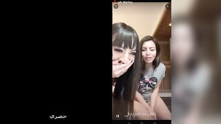البنات الشراميط قاعدين سوا بيلعبو في صدور بعض وبيجي الفحل بتاع  سكس مصري هم بينومهم سوا وبينام معاهم وهما مع بعض