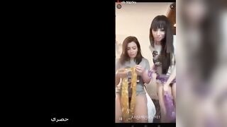 البنات الشراميط قاعدين سوا بيلعبو في صدور بعض وبيجي الفحل بتاع  سكس مصري هم بينومهم سوا وبينام معاهم وهما مع بعض