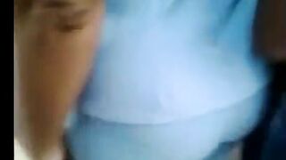 المتناكه لابسه الجينز الضيق وهي في المواصلات واقفه بتحك طيزها ا  سكس مصري وي في زوبر الراجل ال وراها وتسخنه عليها