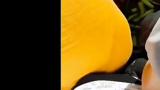 البنت ام بزاز كبيره قاعده جنب صاحبتها وشغاله تحك بزازها اوي فيها وت  سكس مصري هيج صاحبتها عليها علشان ينزلو لبنهم سوا