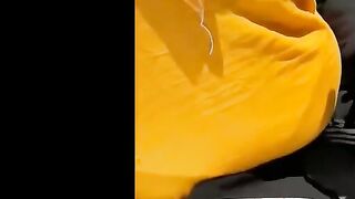البنت ام بزاز كبيره قاعده جنب صاحبتها وشغاله تحك بزازها اوي فيها وت  سكس مصري هيج صاحبتها عليها علشان ينزلو لبنهم سوا
