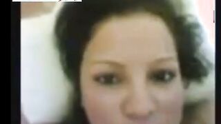 الشرموطه واقفه عريانه عند الشباك وبياخد باله منها ابن الجيران وبيشاورلها وبيجيلها ا  سكس مصري لشقه يحضنها وبينام معاها عالسرير بتاعها
